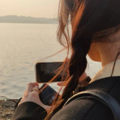 伴游女生晨曦微露的资料