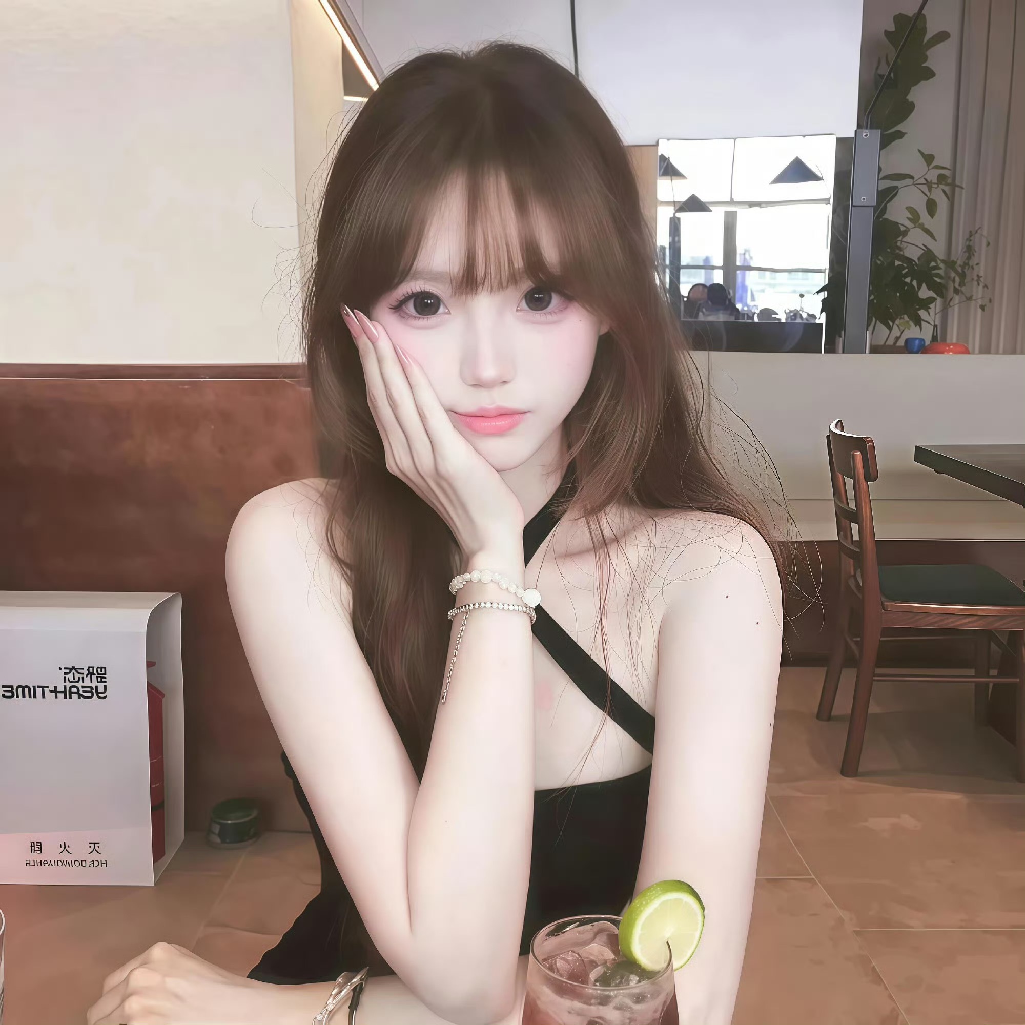 云南伴游女生曾砚舒的资料