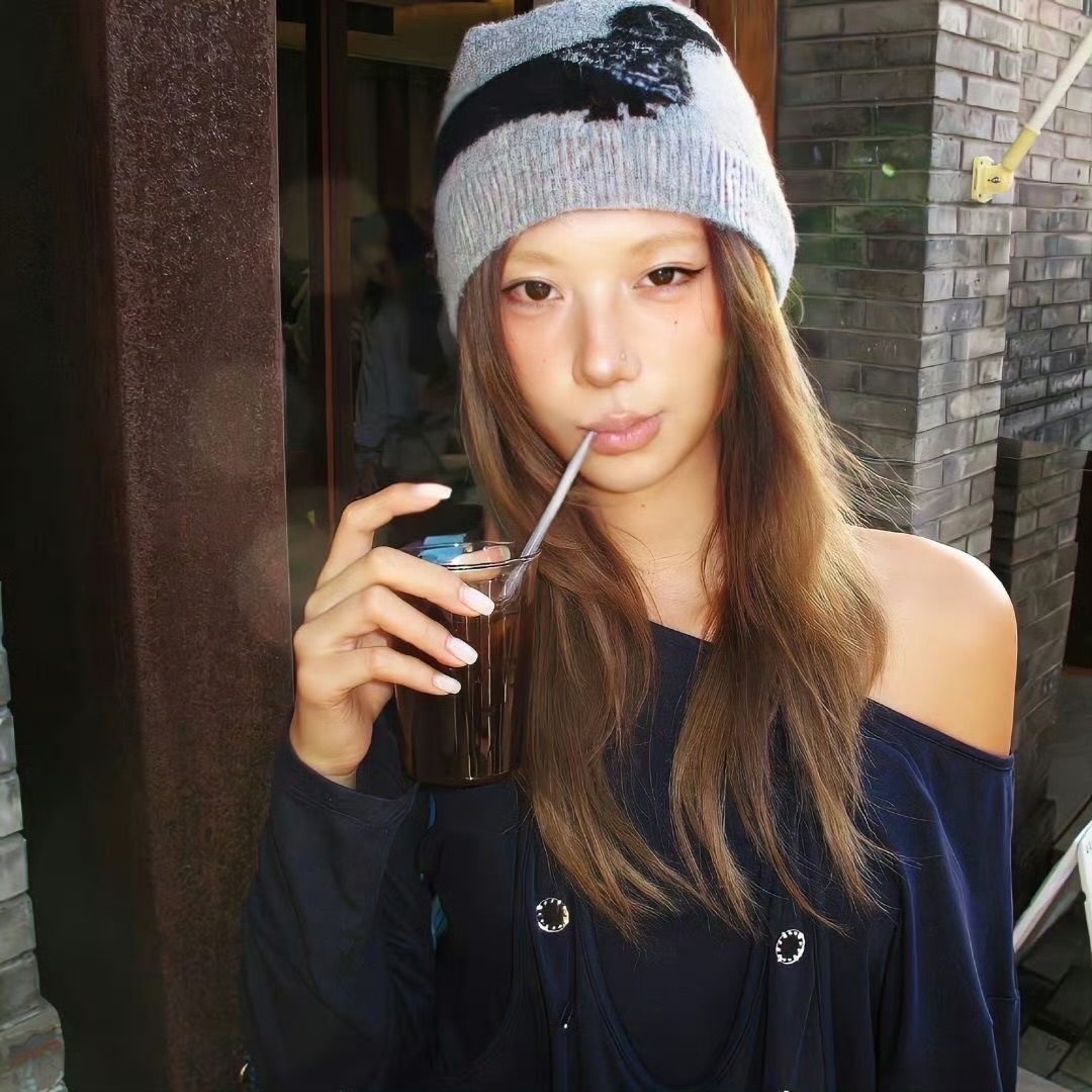 伴游女生镜中蝶的资料